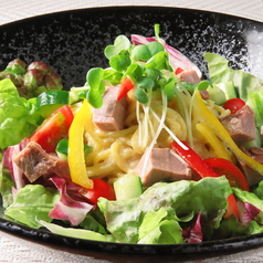 自慢のラーメンサラダ