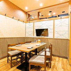 【落ち着いた雰囲気の店内】個室風のお席は仕事終わりのサク飲みにもおすすめです!和の温かい雰囲気の店内なので、オフ会など仲間たちと親睦を深めるのにも打ってつけです!宴会が盛り上がるような料理やドリンクを準備して、皆さまのご来店をお待ちしております! ※画像は系列店です