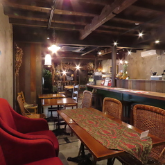 ほんのり明かりが灯るおしゃれな夜の店内。その中でもカウンター席は、お肉の焼ける香りや音を間近で感じられる特等席です。落ち着いた大人の空間へと変化した店内で、美味しいお酒を片手に極上のお肉を堪能。デートはもちろん、お一人様での贅沢なディナーやご友人との語らいの場としてもおすすめです。