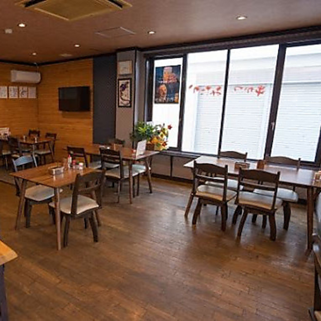 広々とした綺麗な店内は様々なシーンでご利用いただけます！仕事終わりやデートなど幅広い使い道に◎