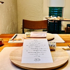 他のお客様を気にせず、プライベートな時間を大切にできる空間もご用意しております。柔らかな照明と落ち着いた内装が、親密な雰囲気を演出します。ご家族での会食や大切な接待など、周囲を気にせずゆったりと食事を楽しみたい時に最適です。