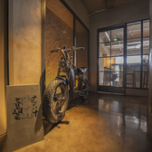 入口からおしゃれな雰囲気で、新感覚の台湾料理を楽しむなら、当店がぴったりです♪目の前で繰り広げられる、料理人の華麗な技術を眺めながら、全12席の特別な空間で食事を楽しむことができます。おしゃれな雰囲気の中、フレンチの要素を取り入れた【一味違った】料理が目を引きます。