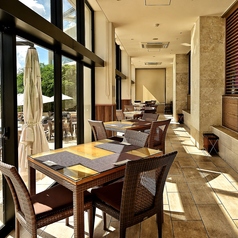 西海岸を眺める窓際のテーブル