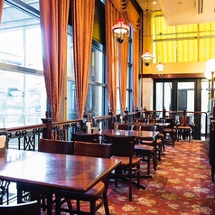 店内 すぐ 右テーブルの連結可能ですので、大人数でもご利用いただけます◎