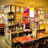 フラットで広い店内はお陰様で毎晩賑わいをみせております。