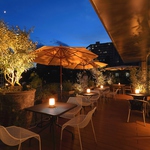 大人のムード溢れる夜のテラス席。デートにも◎