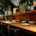 お一人様でもふらっとお立ち寄りいただけるカウンター席もございます♪夜遅くでのご来店でも大丈夫◎