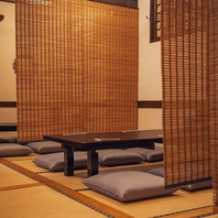 簾と間仕切りで仕切った半個室風のお座敷席