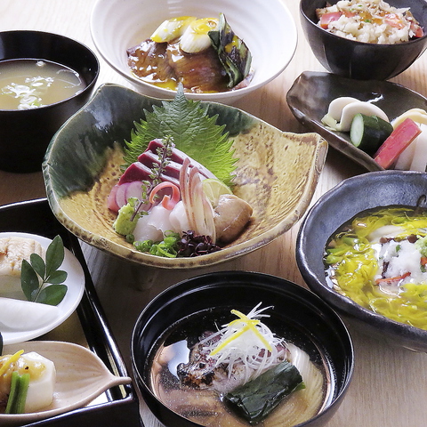 四季折々の旬のお料理を愉しむことができます。お料理に合う日本酒を多数ご用意。