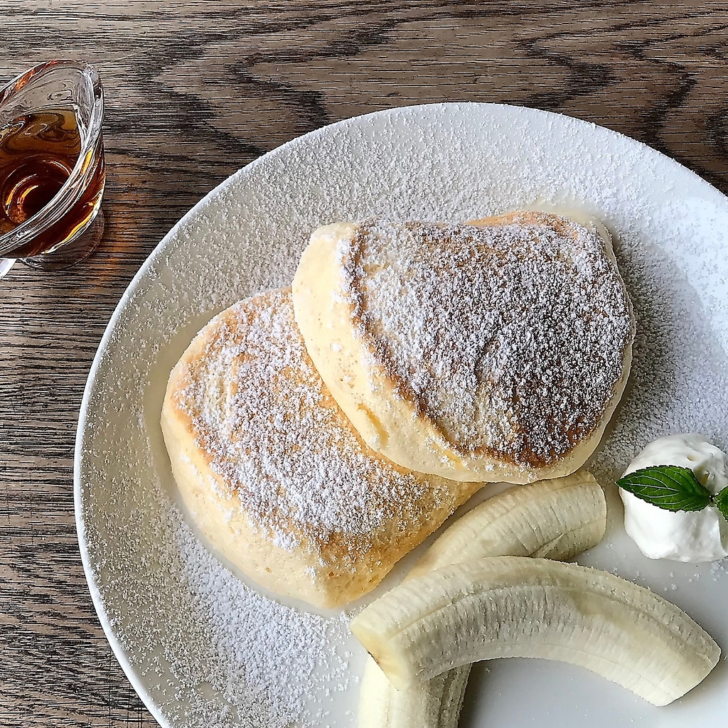 創業以来たくさんの方々に愛され続けているパンケーキ♪ふわっとした口溶け軽やかな食感が絶品です！