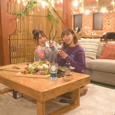 座敷とソファが一つになったお席でゆったりとお過ごしいただけます。お隣同士で大人16名まで最大ご利用可能なので、お友達とワイワイ過ごしたり、お子様連れで2家族でのお食事会などでご利用いただけます！※土足厳禁