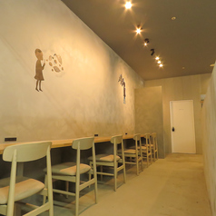 おひとり様でも気軽に立ち寄れるカウンター席をご用意しています。読書やちょっとした休憩にもぴったりで、自分だけの時間を大切にしたい方におすすめ。温かな照明と木のぬくもりに包まれた空間で、心も体もリラックスできるひとときをお楽しみください。