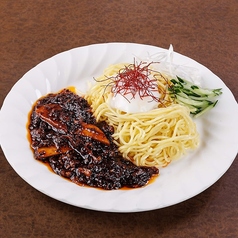 温玉のせ炸醤麺