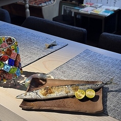 皿からはみ出す秋刀魚塩焼き