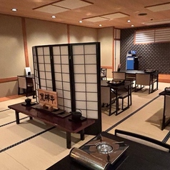 【2F大広間テーブル席、会話も弾む開放的な空間で、至福の味わいを】2～32名様までご利用可能です。ご友人やご家族でのお食事、ご宴会など、様々なシーンでお気軽にご利用いただけます。料理、設え、漂う空気、隅々までおもてなしの心を行き渡らせて、お客様をお出迎えいたします。