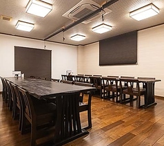 25名様まで入れる宴会場です(コロナ感染防止の為20名様とさせていただきます。それ以上の場合はご相談ください。)。広々とした落ち着いた空間で、各種ご宴会や集まりに最適なお席となっております。
