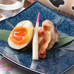 大山鶏のしょうゆ糀味噌漬け焼き〜燻玉添えの写真