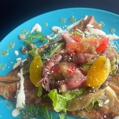 華やかな盛り付け、健康的で楽しい味わい