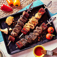 目の前提供の迫力満点アジアンBBQが人気！