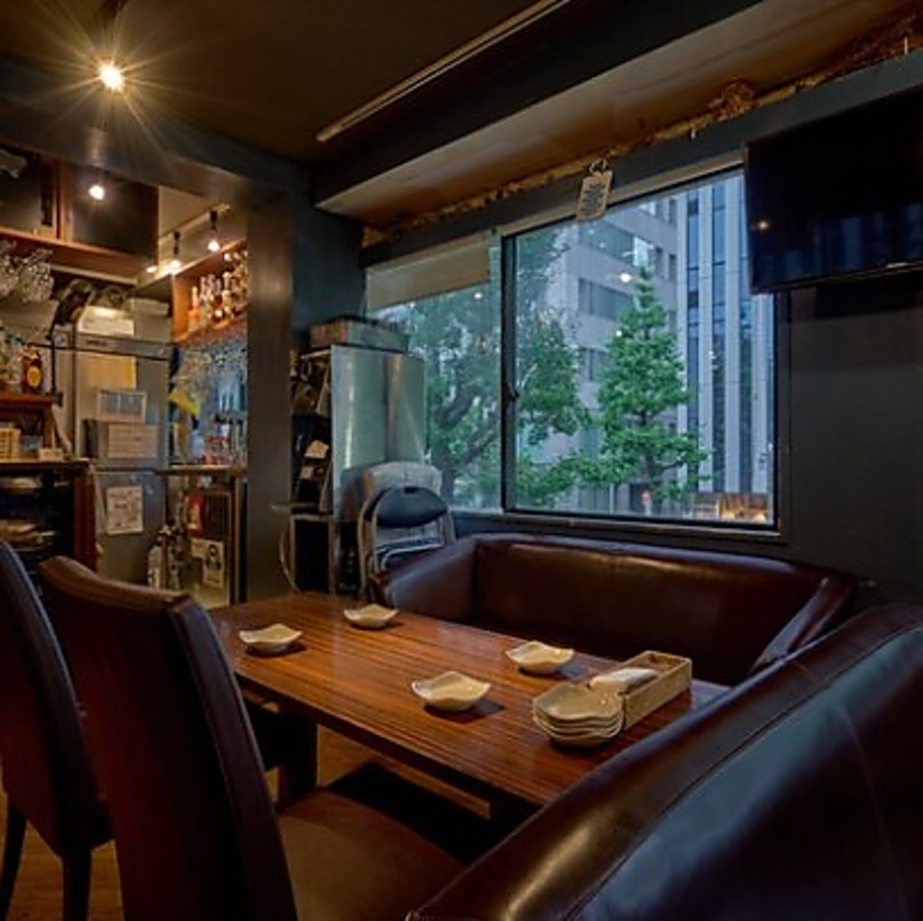 ゆったり寛げるソファー席もご用意！居心地のよい店内は女子会やご友人との飲み会にもオススメです◎