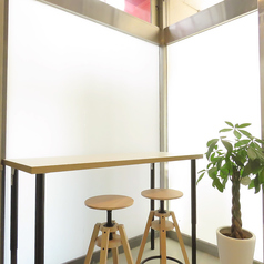 2名様までご利用いただけるカウンター席は、横並びで座れるスタイルが魅力。会話がしやすく、デートやお友達とのカフェタイムにもぴったりです。おひとり様ももちろんOK◎静かで温かな店内で、大切な人とのひとときをお楽しみください。