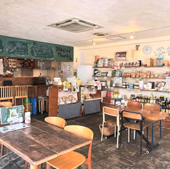 木目がどこか懐かしさを感じさせるタイプのテーブルのお席です。