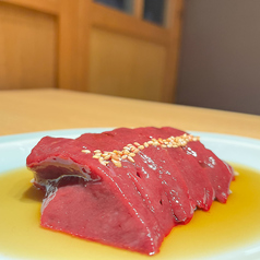 鮮度抜群の「朝びき 厚切り牛とろレバー」は必食の一品。の写真