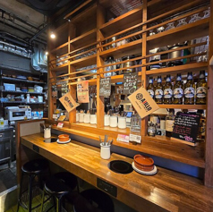 1階のカウンター席は仕事帰りの一杯やデートにオススメ。デザイン性のある内観は接待などにもおすすめ！