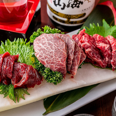 馬刺しと地鶏たたき盛り合わせ