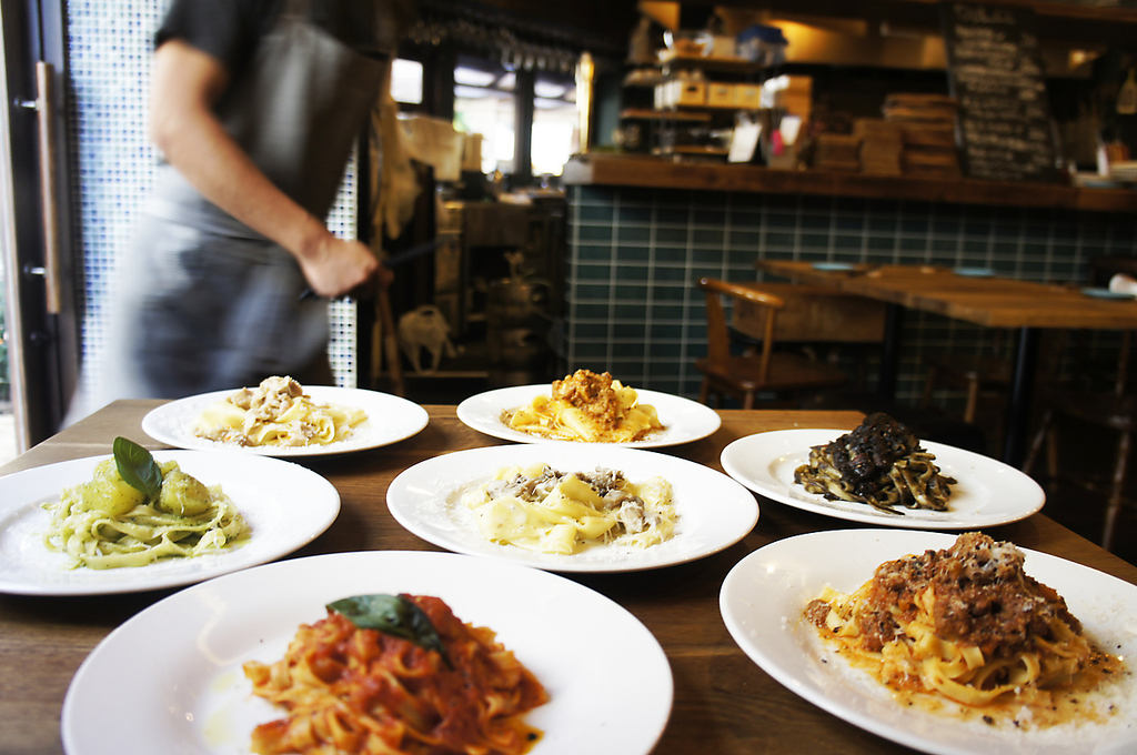 沼津の海辺とイタリア港町の情緒が溶け合う、美味しく楽しい空間です！