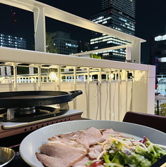 【屋上ルーフトップテラス】2～4名様でご利用いただけるハイテーブルのお席です！抜群の夜景とロケーションを楽しむことが可能で、デートや女子会に最適！インスタ映え間違い無しです！