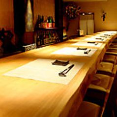 屋久杉を用いた自慢のカウンター。料理人の華麗な手さばきと新鮮な食材たちが調理されていく様子をご確認いただけます