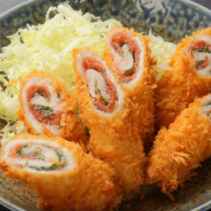 オーダー後に1本1本丁寧に手仕込みで巻いて揚げる『梅じそ巻定食』