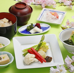 春野菜の酢味噌かけや若竹煮を愉しむ。素材の持ち味を活かした彩り豊かなお昼の逸品【一汁三菜膳】の写真