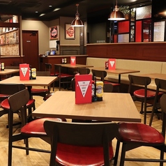 広々としたテーブル席は、ご友人同士のお集まりや会社の飲み会にもおすすめ。会話も弾む、居心地の良い空間です。お席をつなげて大人数のご案内も可能です。