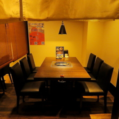 フロア貸切もお気軽にお問い合わせください。お仕事帰り、ご友人と、二次会などプライベートなシーンにも最適です。フロア貸切も可能ですが、ロールカーテンで仕切ることもできます。