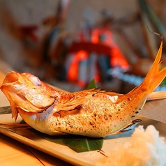 囲炉裏で焼き上げる『本日の鮮魚』