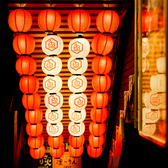 間接照明が優しく灯る、和の趣が品を感じるモダンな空間です！ゆったりとお寛ぎいただけるテーブル席は、ご接待や会食、記念日などのプライベートシーンでもお食事や対談をお楽しみいただけます！空間を広めにとったゆったりとした空間は、品がありながらも和める場となっております！