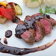 牛肉のステーキ蒸しパン添え