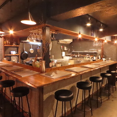 おひとり様歓迎のカウンターでは、周りの目を気にせず、自分のペースで食事を楽しむことができます。シェフが目の前で調理するため、出来立ての料理をすぐに味わえるのが最大の醍醐味◎自分だけの時間を大切にしながら、心地よい雰囲気の中で食事を楽しむことができます。気軽に足を運んで、特別なひと時をお過ごし下さい。