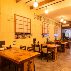 落ち着いた雰囲気の木の温もり溢れる店内には、テーブル席などどなたでもシーンに合わせてお寛ぎいただけるようにお席をご用意しております。お子様連れも安心してご家族同士やママ会に、女子会やデートなどにご利用下さい。お席が横並びになっており8名様も離れることなくご利用いただけます！人数に合わせご案内致します