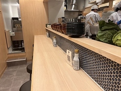 店内には雰囲気抜群のカウンター席をご用意!スタッフとの会話を楽しんだり、お連れ様と肩を並べてじっくり語り合ったり、思い思いの時間をお過ごしいただけます。お仕事帰りのサク飲みや二軒目利用にもぜひどうぞ♪