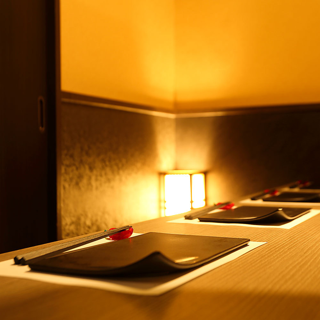 団体様でもゆったりとお寛ぎ頂ける大型個室を完備しております。