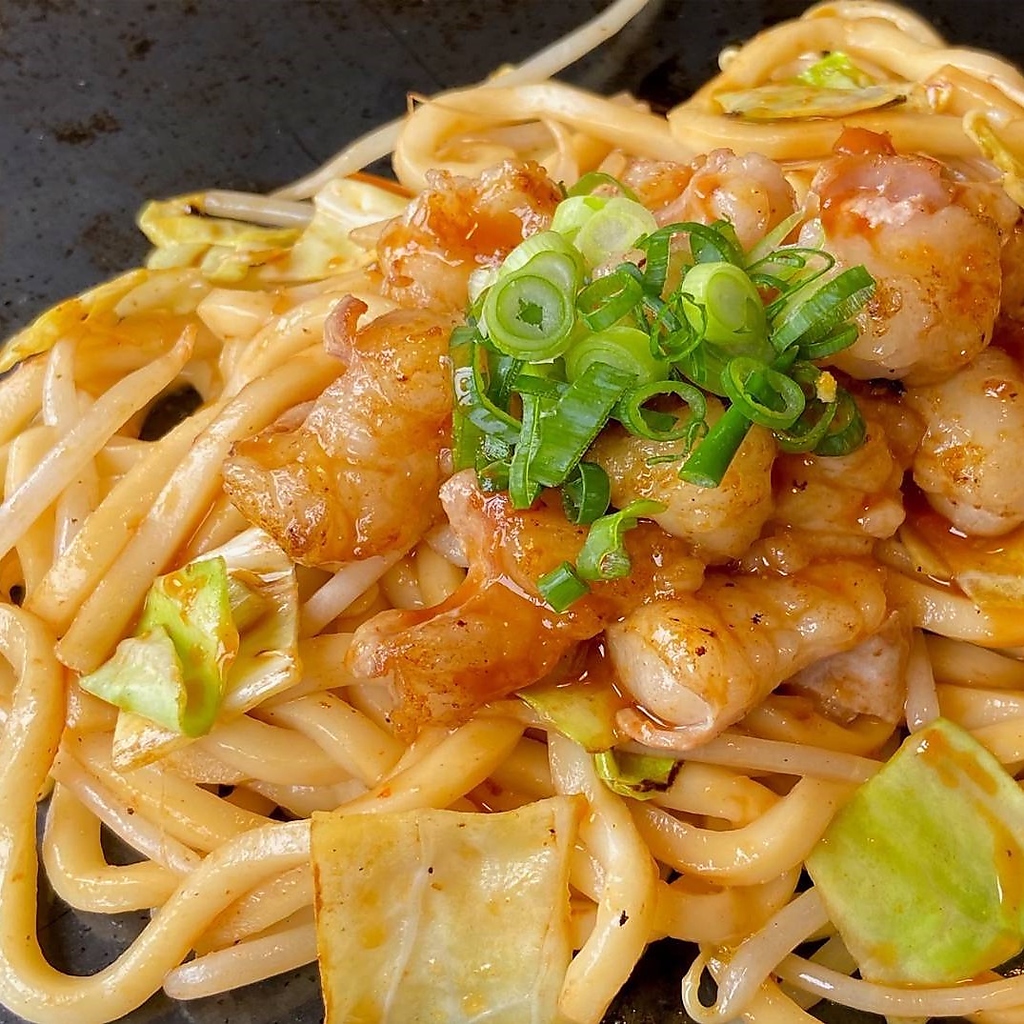 人気メニューのホルモン焼きうどんはプリプリのホルモンが絶品です！