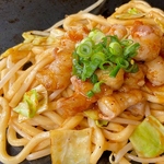 人気メニューのホルモン焼きうどんはプリプリのホルモンが絶品です！