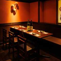 和の趣き溢れる店内は大人の為の落ち着いた雰囲気となっております。10名様までご利用可能な完全個室は横浜での接待や女子会、合コンなど各種宴会に最適なプライベート個室空間♪お得な宴会コースプランもご予算に合わせて3500円~ご用意。誕生日や記念日にお得なサプライズ特典もご用意しております。