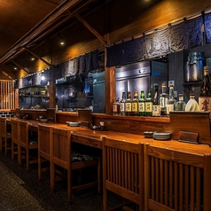 木の温もりを感じるカウンター席。目の前でスタッフが腕を振るう様子をうかがえるライブ感溢れるオープンキッチン！