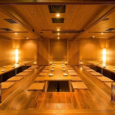 「赤羽エリア最大級！唯一150名様まで収容可能な圧倒的キャパシティ。フロア貸切で一体感あふれる大宴会を実現します。会社全体の決起会や同窓会も、他店には真似できない開放感と活気で成功へと導きます。