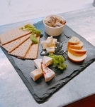 見た目もお洒落なチーズ盛り合わせ♪お酒のおつまみにぴったりです◎！