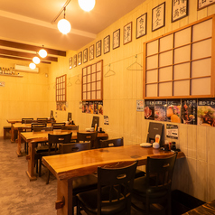 落ち着いた雰囲気の木の温もり溢れる店内には、テーブル席などどなたでもシーンに合わせてお寛ぎいただけるようにお席をご用意しております。お子様連れも安心してご家族同士やママ会に、女子会やデートなどにご利用下さい。16名席は宴会や二次会をされるお客様におすすめ！温かい雰囲気で場も和み、会話やお酒も進みます☆